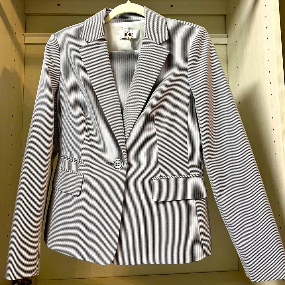 Appealing striped 2pc Le suit set